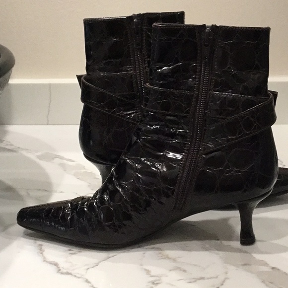 Stuart Weitzman Patent Crocodile boots! Size 6 - Picture 4 of 7
